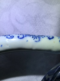 Un grand pichet trompeur en fa&iuml;ence de Delft en bleu et blanc, 1er quart du 18&egrave;me