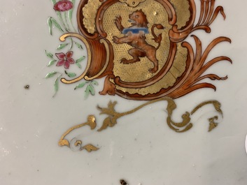 Een paar Chinese famille rose schotels voor de Italiaanse markt met wapen van Cantelmi, Qianlong
