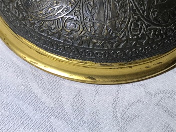 Un vase couvert en bronze partiellement dor&eacute; de style Qajar, France, 19&egrave;me