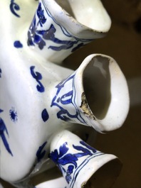 Une paire de tulipi&egrave;res en forme de coeurs en fa&iuml;ence de Delft en bleu et blanc, 19&egrave;me