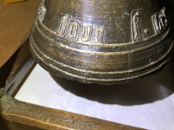 Een Vlaamse bronzen bel met inscriptie: 'Gegoten te Brugge door F. Brondel', 19e eeuw