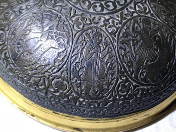 Een deels vergulde bronzen dekselvaas in Qajar-stijl, Frankrijk, 19e eeuw