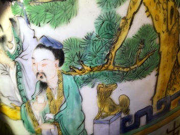 Une paire de tr&egrave;s grands vases en porcelaine de Chine famille verte, 19&egrave;me