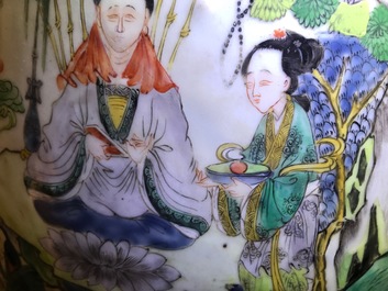 Een paar zeer grote Chinese famille verte vazen met fijn verhalend decor, 19e eeuw