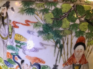 Une paire de tr&egrave;s grands vases en porcelaine de Chine famille verte, 19&egrave;me