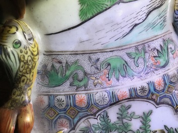 Une paire de tr&egrave;s grands vases en porcelaine de Chine famille verte, 19&egrave;me