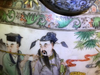 Een paar zeer grote Chinese famille verte vazen met fijn verhalend decor, 19e eeuw