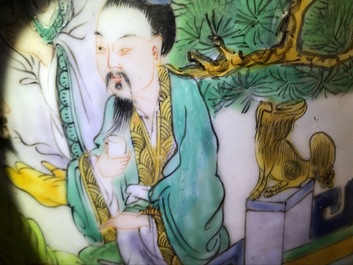 Een paar zeer grote Chinese famille verte vazen met fijn verhalend decor, 19e eeuw