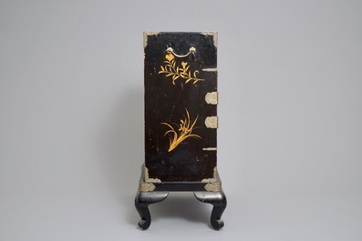 Een Japans Shibayama kabinet met lakwerk en bewerkt ivoor, Meiji, 19e eeuw