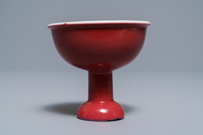 Un bol sur piedouche en porcelaine de Chine monochrome rouge rubis, 19&egrave;me