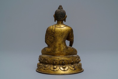 Une figure de Bouddha Shakyamuni en bronze dor&eacute;, Tibet, 15/16&egrave;me