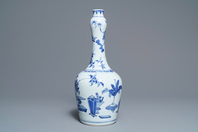 Een Chinese blauwwitte flesvormige vaas met inscriptie, Transitie periode