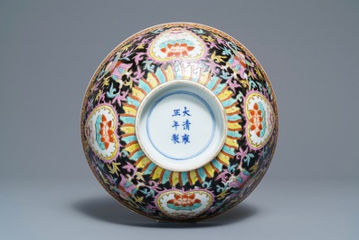 Un grand bol en porcelaine de Chine Bencharong pour le march&eacute; thai, marque de Yongzheng, 19&egrave;me