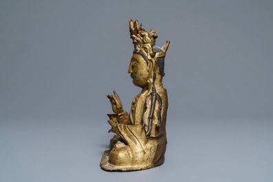 Een Chinese verguld bronzen figuur van Boeddha, Ming
