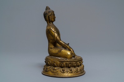 Een verguld bronzen figuur van Boeddha Shakyamuni, Tibet, 15/16e eeuw