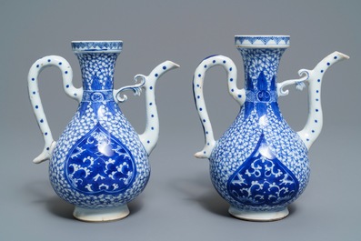 Une paire de verseuses en porcelaine de Chine bleu et blanc pour le march&eacute; islamique, Kangxi