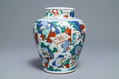 Un vase de forme balustre en porcelaine de Chine wucai &agrave; d&eacute;cor '100 gar&ccedil;ons', &eacute;poque Transition
