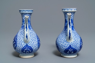 Une paire de verseuses en porcelaine de Chine bleu et blanc pour le march&eacute; islamique, Kangxi