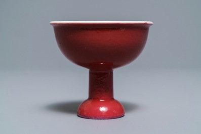 Un bol sur piedouche en porcelaine de Chine monochrome rouge rubis, 19&egrave;me