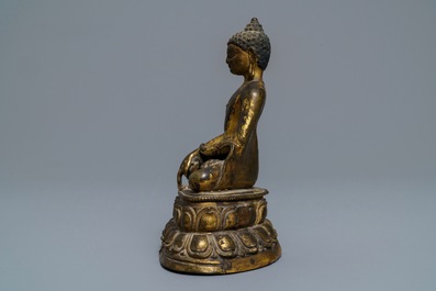 Une figure de Bouddha Shakyamuni en bronze dor&eacute;, Tibet, 14/15&egrave;me