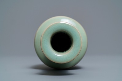 Un vase en porcelaine de Chine c&eacute;ladon de Longquan, 19/20&egrave;me