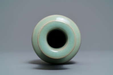 A Chinese Longquan celadon vase, 19/20th C.