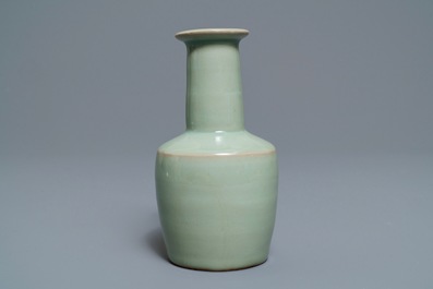 Een Chinese Longquan celadon vaas, 19/20e eeuw