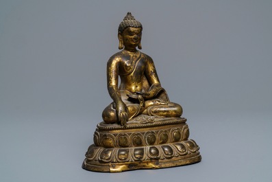 Een verguld bronzen figuur van Boeddha Shakyamuni, Tibet, 14/15e eeuw