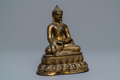 Une figure de Bouddha Shakyamuni en bronze dor&eacute;, Tibet, 14/15&egrave;me