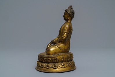 Een verguld bronzen figuur van Boeddha Shakyamuni, Tibet, 15/16e eeuw