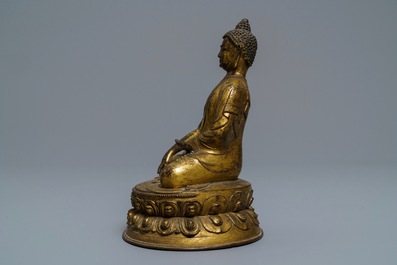 Une figure de Bouddha Shakyamuni en bronze dor&eacute;, Tibet, 15/16&egrave;me