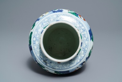 Un vase de forme balustre en porcelaine de Chine wucai &agrave; d&eacute;cor '100 gar&ccedil;ons', &eacute;poque Transition