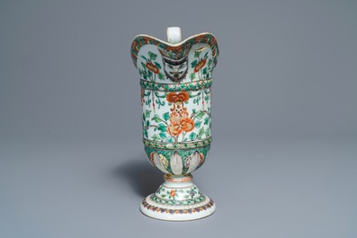 Une aigui&egrave;re casque en porcelaine de Chine famille verte, Kangxi
