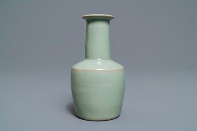 Een Chinese Longquan celadon vaas, 19/20e eeuw