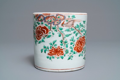 Un grand pot &agrave; pinceaux en porcelaine de Chine wucai, &eacute;poque Transition
