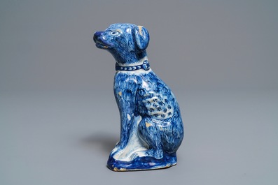 Een blauwwit Delfts model van een hond, 1e helft 18e eeuw