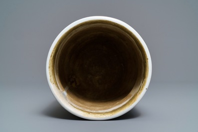 Un grand pot &agrave; pinceaux en porcelaine de Chine wucai, &eacute;poque Transition