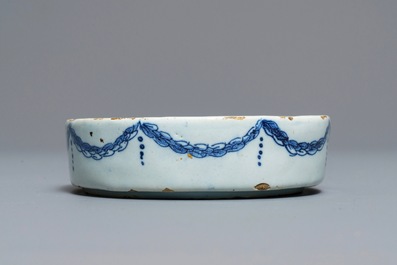 Un petit vase 'campana' armori&eacute; sur son support en fa&iuml;ence de Delft bleu et blanc, 18&egrave;me