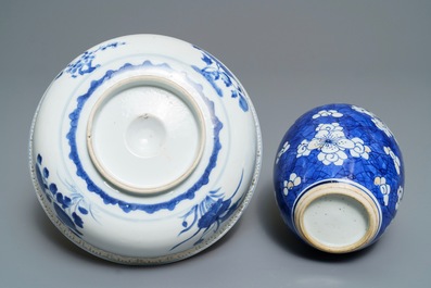 Un lot vari&eacute; en porcelaine de Chine bleu et blanc, Kangxi