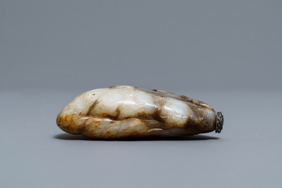 A Chinese greyish-white and russet jade snuff bottle, 19/20th C.