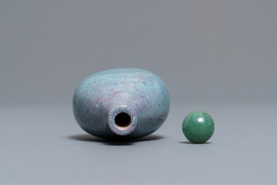 Une tabati&egrave;re en porcelaine de Chine 'robin's egg', marque Jin Wei Tang, 19&egrave;me