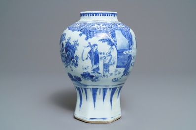 Un vase de forme balustre en porcelaine de Chine bleu et blanc, &eacute;poque Transition