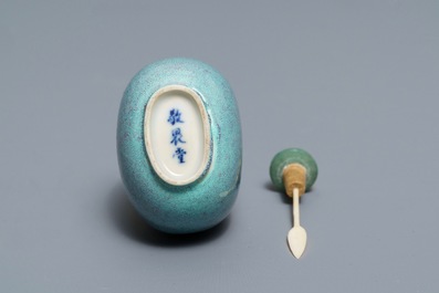 Une tabati&egrave;re en porcelaine de Chine 'robin's egg', marque Jin Wei Tang, 19&egrave;me