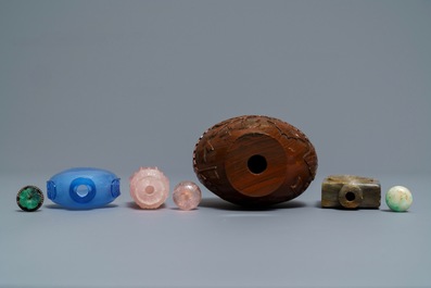 Quatre tabati&egrave;res en verre, quartz et pierre sculpt&eacute;e, Chine, 19/20&egrave;me