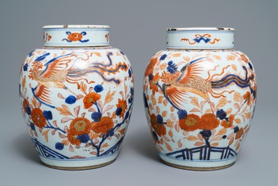 Une paire de pots couverts en porcelaine de Chine de style Imari, Kangxi