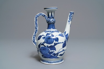 Une verseuse en porcelaine Arita de Japon en bleu et blanc, Edo, 17&egrave;me