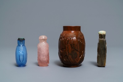 Quatre tabati&egrave;res en verre, quartz et pierre sculpt&eacute;e, Chine, 19/20&egrave;me