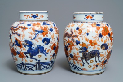 Une paire de pots couverts en porcelaine de Chine de style Imari, Kangxi