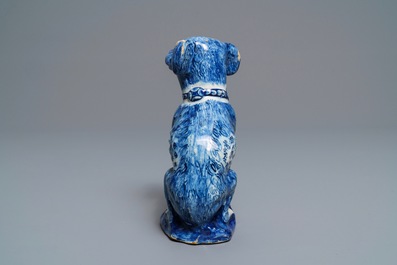 Een blauwwit Delfts model van een hond, 1e helft 18e eeuw