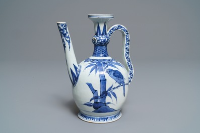 Une verseuse en porcelaine Arita de Japon en bleu et blanc, Edo, 17&egrave;me
